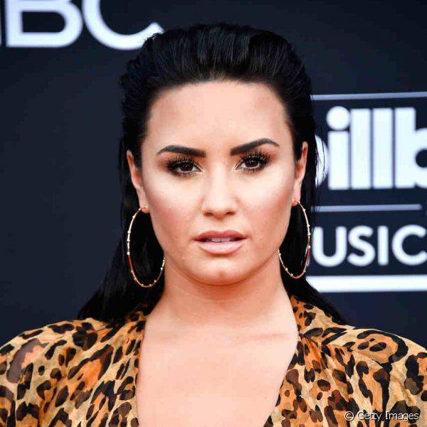 Demi Lovato apostou nas sobrancelhas bem definidas para a maquiagem de festa no tapete vermelho (Foto: Getty Images)